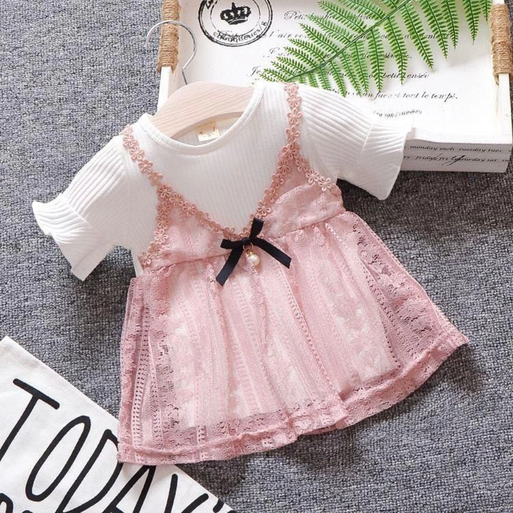 Vestido rosa con encaje y moño negro