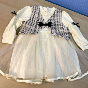 Vestido elegante con chaleco tweed